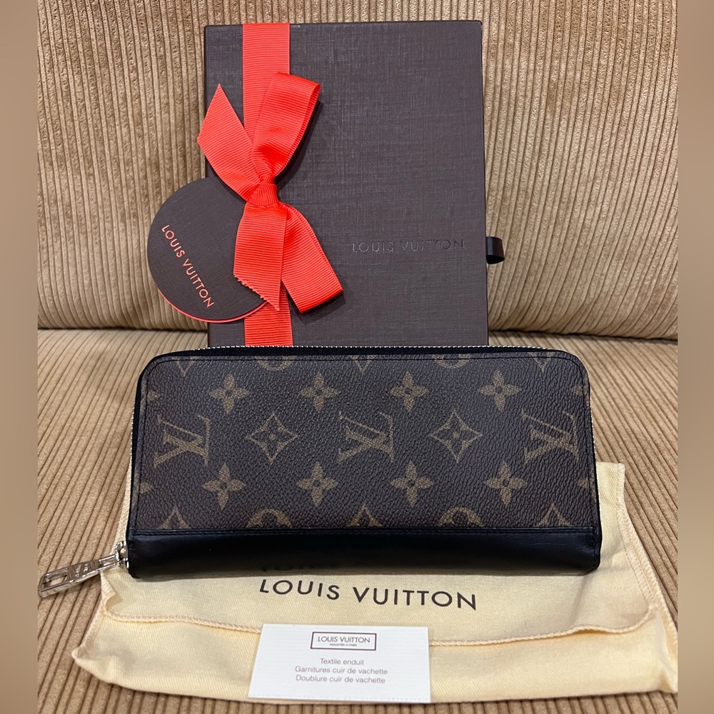 ‼️SOLD‼️ Louis Vuitton Zippy Wallet